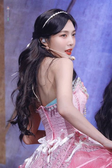 joy red velvet|Red Velvet Joy performing at the R to V Concert Day 1  .